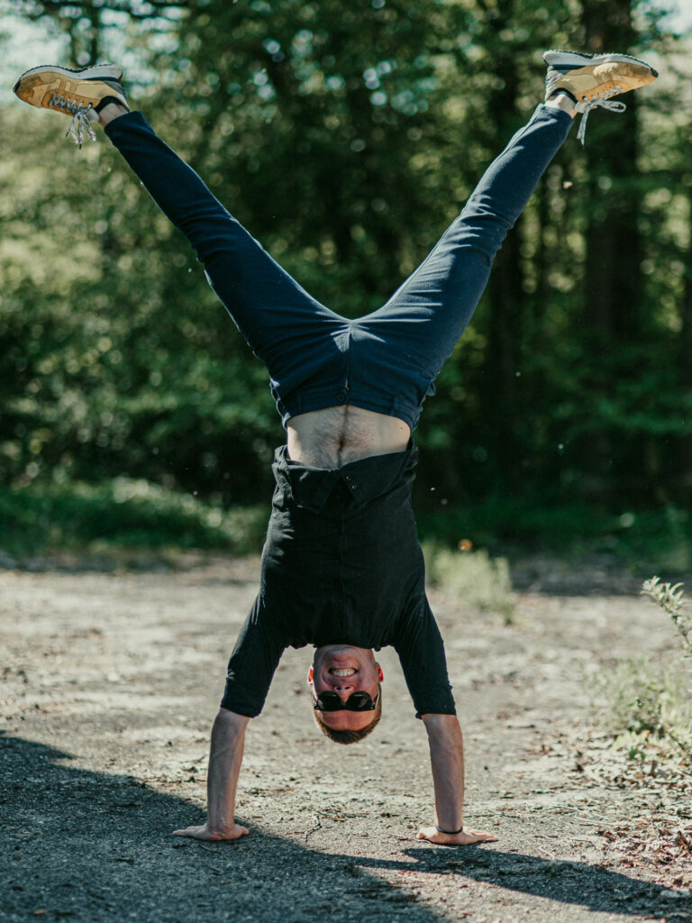 Tom macht Handstand