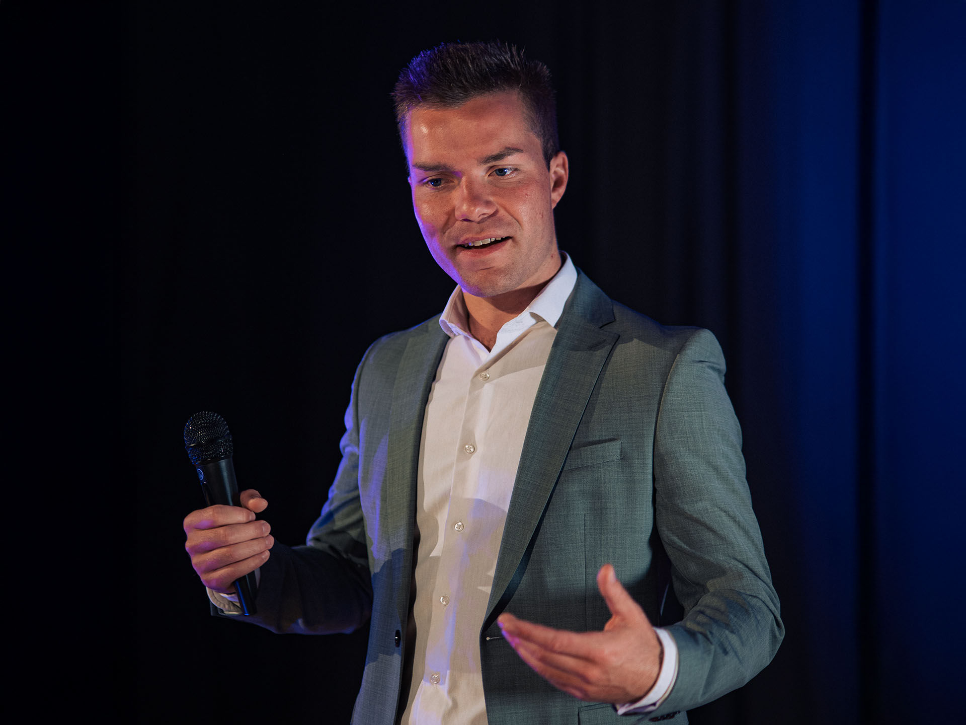 Tom-Moderator_inAction (2)